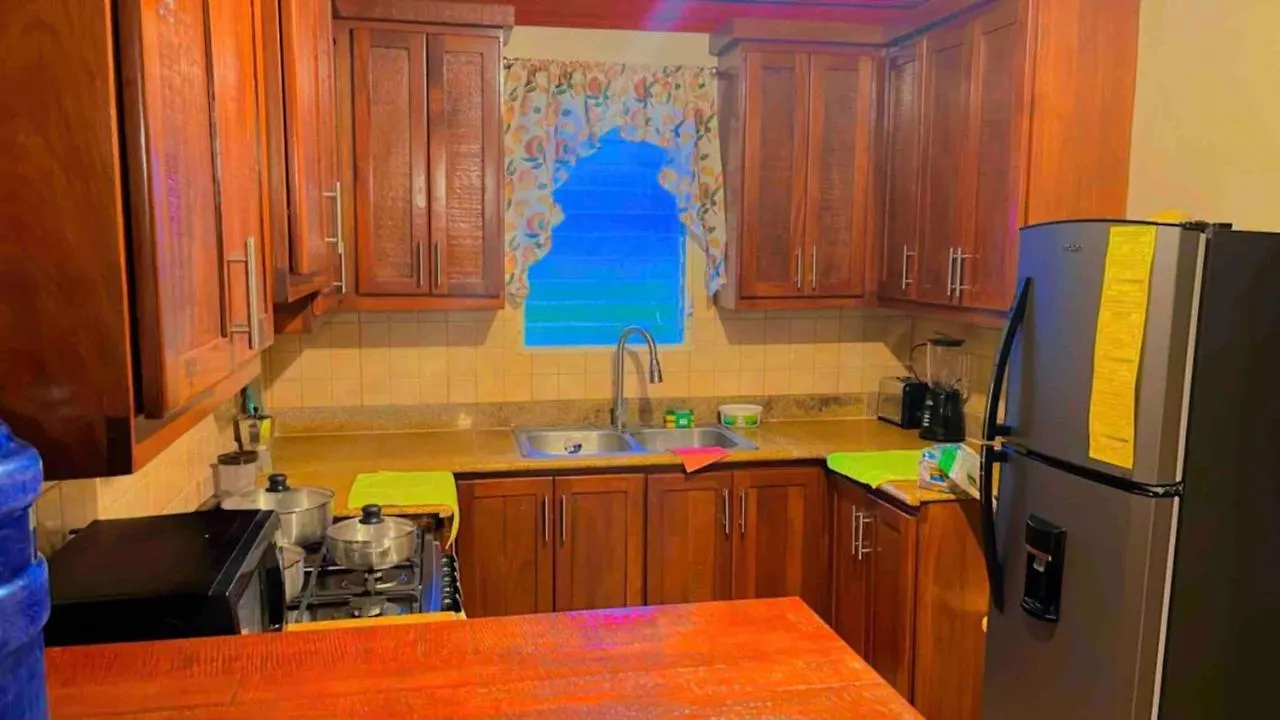 Lovely 2 Bedroom Condo With Pool And Hot Water Καμπαρέτε